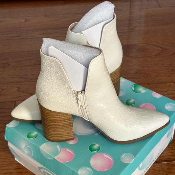 Brand New White textured anklet Bootie - Picture 5 of 8
